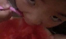 怀孕四个月女孩吃瓜视频,温馨孕期生活分享