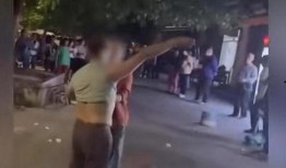 吃瓜儿子抓妈妈的视频