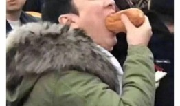 街头蒙眼吃瓜图片搞笑视频,街头搞笑视频笑翻众人