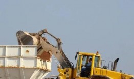 铲车起瓶盖吃瓜视频,这是什么神仙操作！