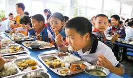 学生聚众吃瓜视频