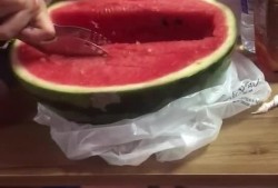 宿舍隔离吃瓜视频,吃瓜视频里的温馨瞬间