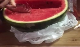 宿舍隔离吃瓜视频,吃瓜视频里的温馨瞬间