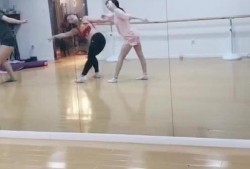 吃瓜跳舞女友视频,女友吃瓜跳舞视频走红网络