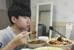 邓超边吃饭边吃瓜视频,娱乐生活趣味十足